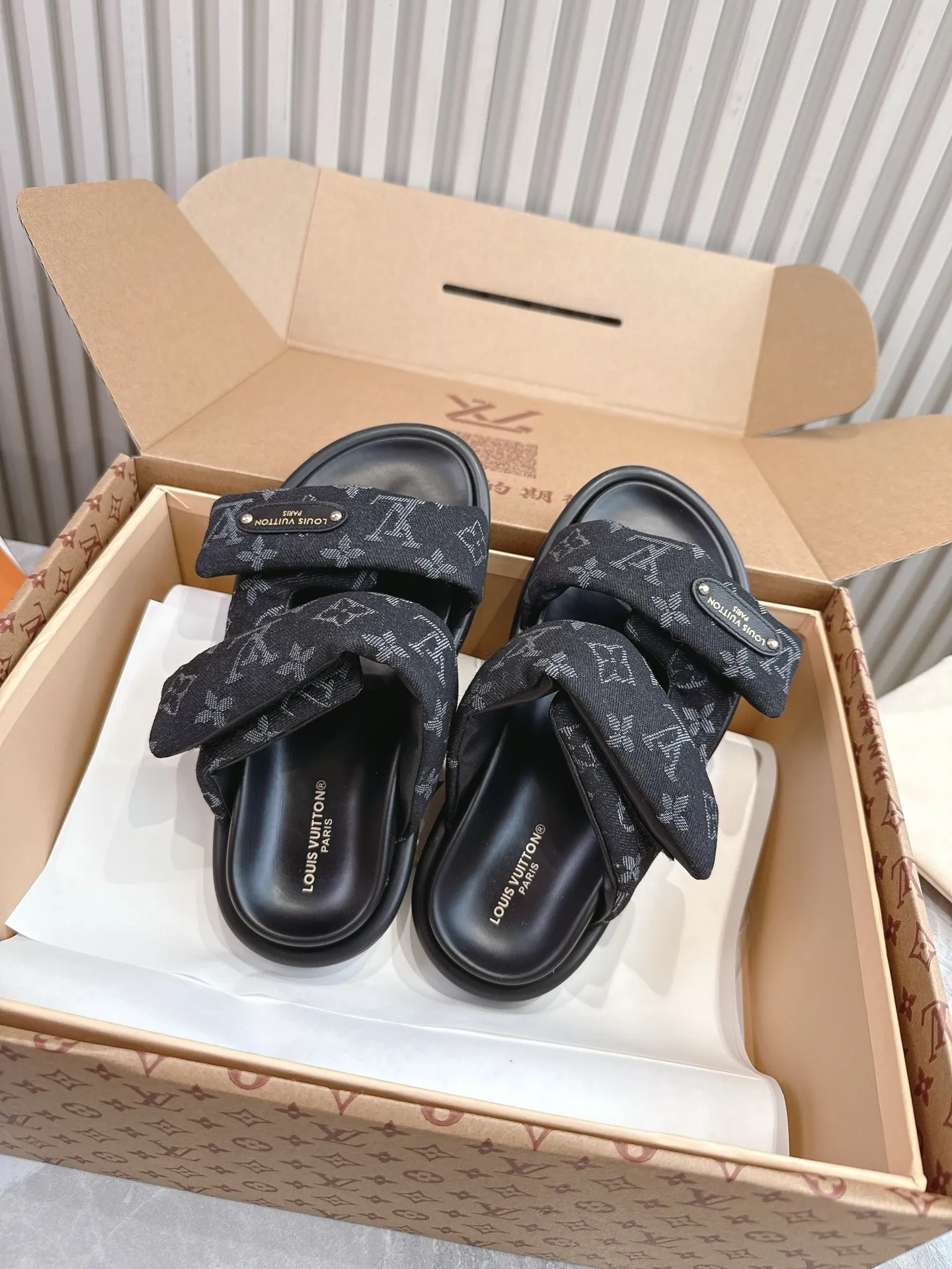 👟👟Ex-factory price 440👟👟 (top version) 🏠Real shot🎬[Purchase level] Down filling! Any PK market sponge version‼ ️ 25sLV new model is available at the counter - summer slippers are the soul. The latest denim denim Poll Pillow is a laid-back outfit. Start looking forward to summer☀️☀️ Denim Girl is here, v2025 denim denim is back. . . . Practical, versatile, and easy to wear. The new blue denim Velcro is released this time. I put it on with my eyes closed. It is a Velcro sandal. You don’t have to worry about high insteps. It can be adjusted. The upper is relatively soft and the shoes are not heavy. They are quite comfortable to wear. Size: 35-40 (men’s size +10 can be customized)